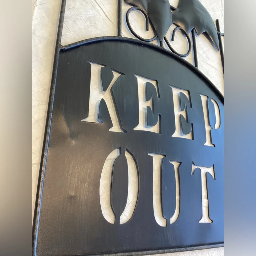 Metal 👻 KEEP OUT Sign - Picture 3 of 5
